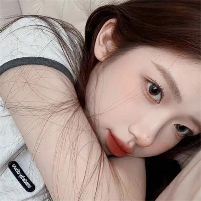 独自在夜晚的海边